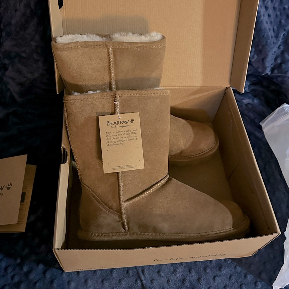 BRAND NEW IN BOX size 9 bearpaw boots. Ellie short in hickory. WIDE WIDTH size 9